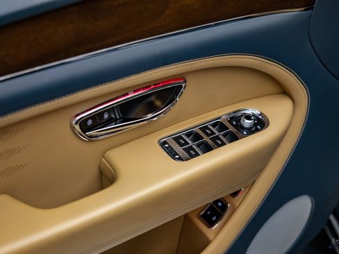 Used 2023 Bentley Bentayga Extended Wheelbase AWD/4WD image 90