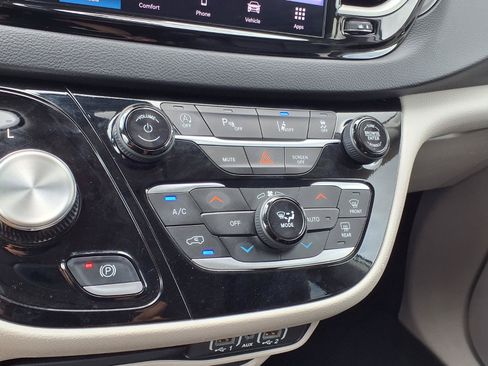 Used 2024 Chrysler Pacifica Touring-L FWD image 18