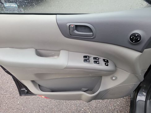 Used 2012 Kia Sedona LX FWD image 16