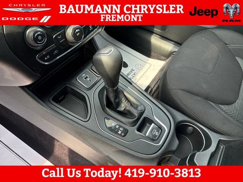 Used 2019 Jeep Cherokee Latitude w/ Popular Appearance Group FWD image 24