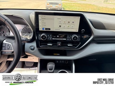 Used 2023 Toyota Highlander XLE AWD/4WD image 18