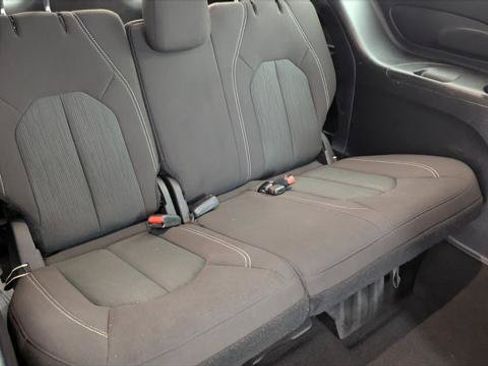 Used 2023 Chrysler Pacifica Touring FWD image 19