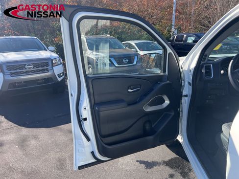 Used 2024 Nissan Frontier SV image 37