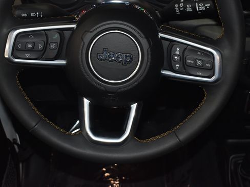 Used 2025 Jeep Wrangler Unlimited Sahara AWD/4WD image 28