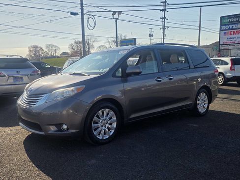 Used 2011 Toyota Sienna Limited w/ Premium Pkg image 1