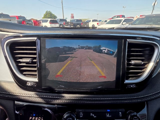 Used 2025 Chrysler Pacifica Limited FWD image 18