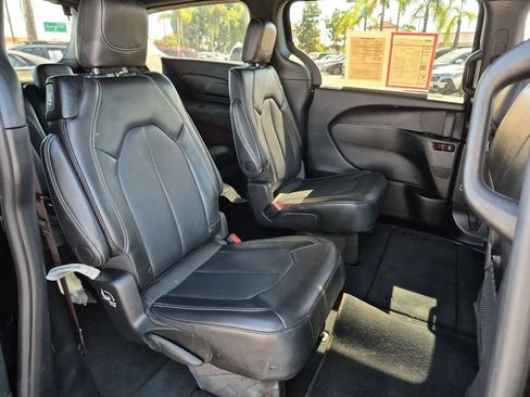 Used 2025 Chrysler Pacifica Select FWD image 31