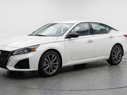 Used 2025 Nissan Altima 2.5 SV FWD image 3