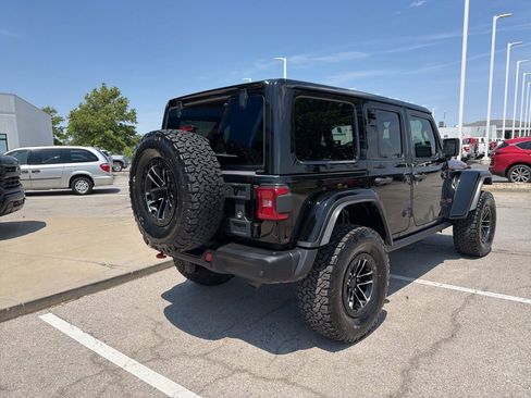 Used 2024 Jeep Wrangler Unlimited Rubicon AWD/4WD image 3