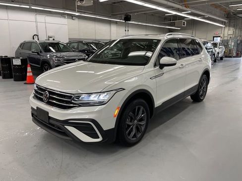 Used 2023 Volkswagen Tiguan SE w/ Panoramic Sunroof Package AWD/4WD image 4