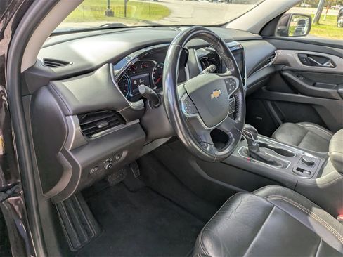 Used 2021 Chevrolet Traverse LT w/ LT Premium Package image 17