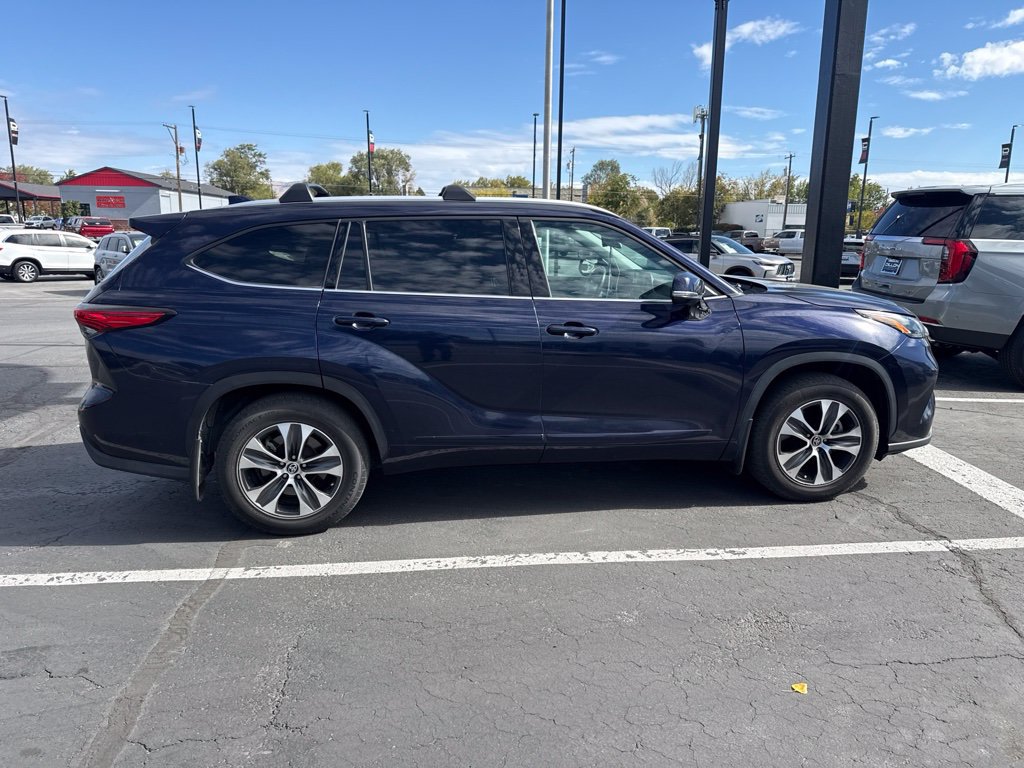 Used 2022 Toyota Highlander XLE AWD/4WD image 6