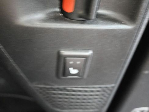 Used 2025 Chrysler Pacifica Limited FWD image 36