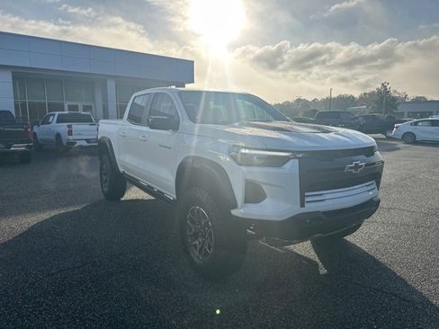 Used 2024 Chevrolet Colorado ZR2 w/ ZR2 Convenience Package III image 3