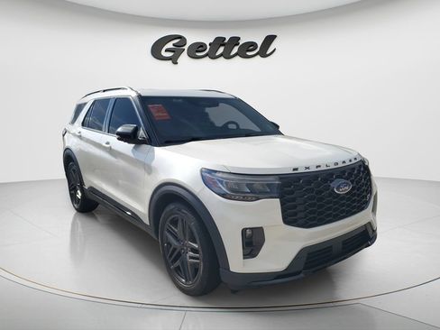 Used 2025 Ford Explorer ST AWD/4WD image 3