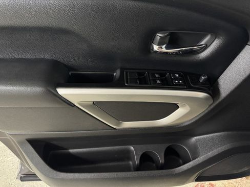 Used 2017 Nissan Titan SV image 15