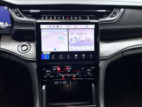 Used 2024 Jeep Grand Cherokee Limited w/ Black Appearance Package image 13