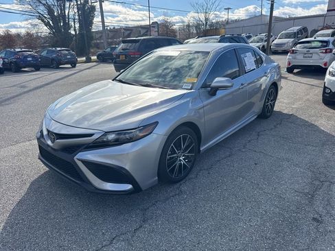 Used 2024 Toyota Camry SE image 3