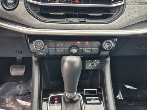 Used 2024 Jeep Compass Latitude AWD/4WD image 28