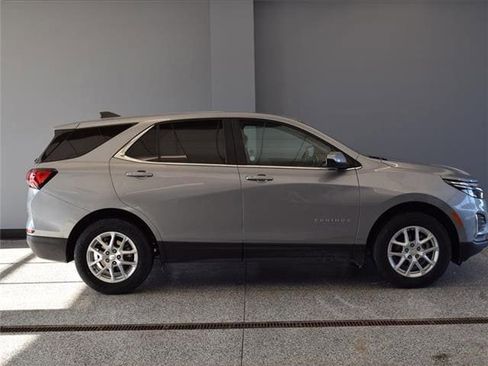 Used 2024 Chevrolet Equinox LT image 2