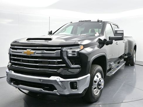 Used 2025 Chevrolet Silverado 3500 LTZ w/ LTZ Plus Package image 3