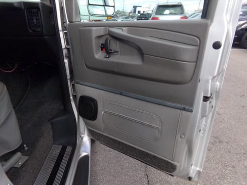 Used 2010 GMC Savana 1500 w/ Preferred Equipment Group image 33