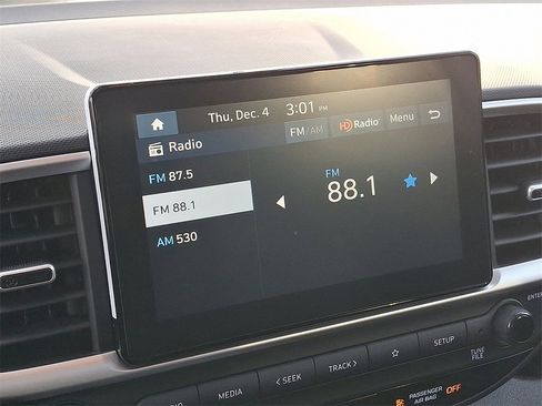 Used 2023 Hyundai Venue SEL image 18