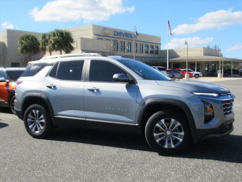 Used 2025 Chevrolet Equinox LT w/ Convenience Package II image 2