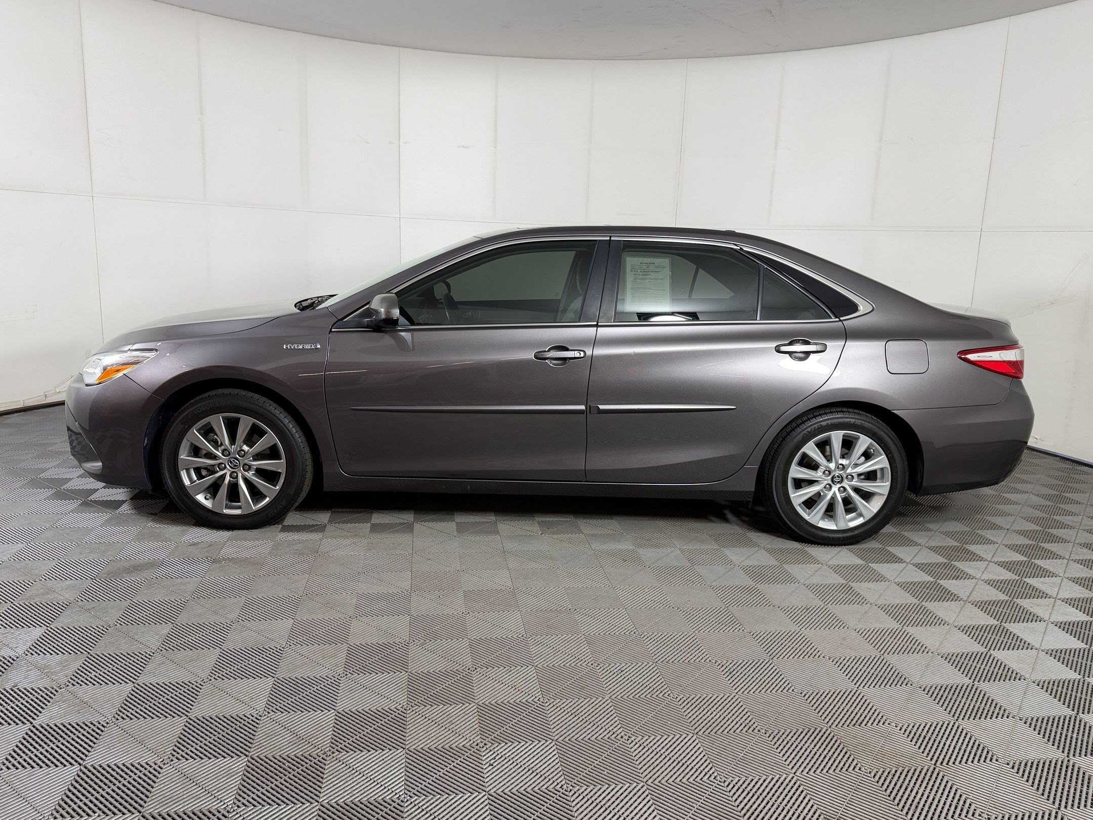 Used 2015 Toyota Camry XLE w/ Moonroof Package FWD image 2