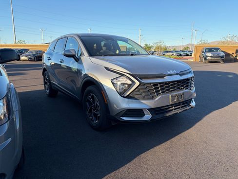 Used 2023 Kia Sportage LX image 2