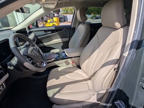 Used 2022 Lincoln Nautilus FWD w/ Premium Package image 10