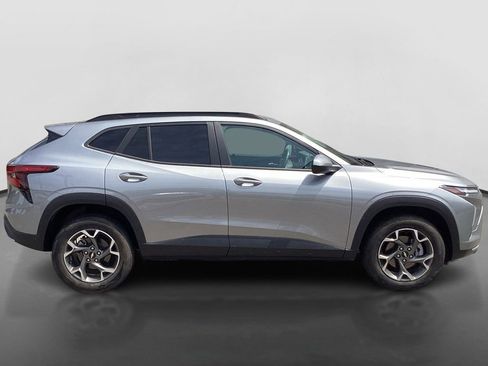 Used 2024 Chevrolet Trax LT w/ Sunroof Package FWD image 4