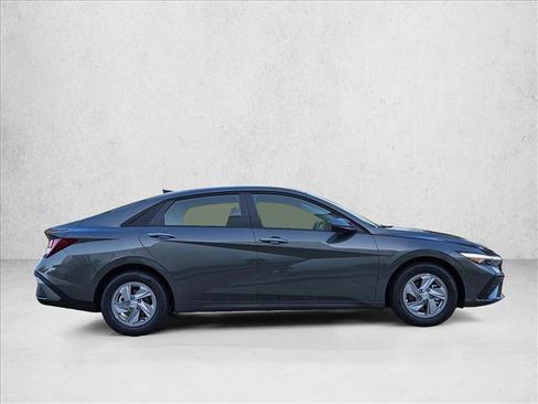 Used 2026 Hyundai Elantra SE FWD image 4