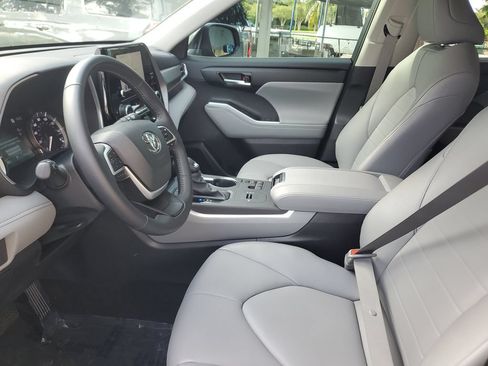 Used 2024 Toyota Highlander XLE FWD image 22