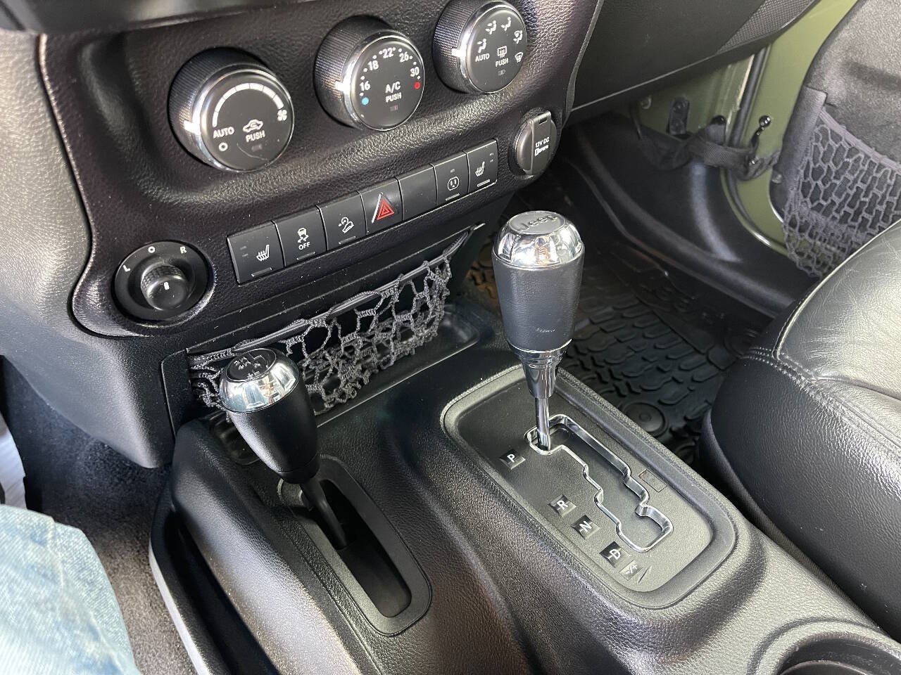 Used 2016 Jeep Wrangler Unlimited Sahara AWD/4WD image 19