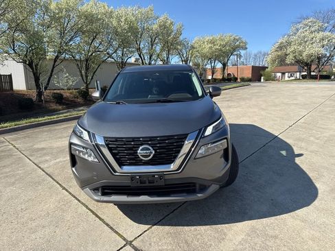 Used 2021 Nissan Rogue SV image 2