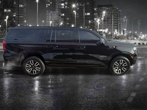 Used 2023 GMC Yukon XL AT4 w/ Technology Package AWD/4WD image 7