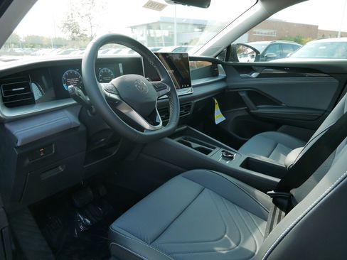 New 2025 Volkswagen Tiguan SE image 4