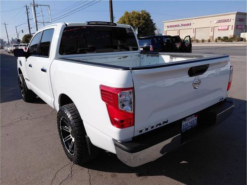 Used 2017 Nissan Titan SV image 15