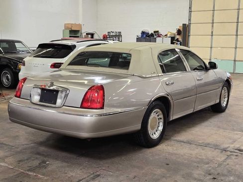 Used 2001 Lincoln Town Car Executive RWD image 16