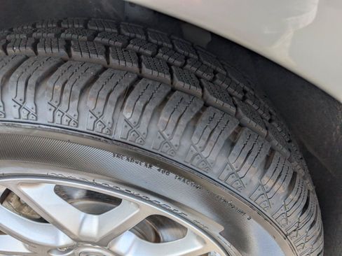 Used 2024 Chrysler Pacifica Touring-L FWD image 10