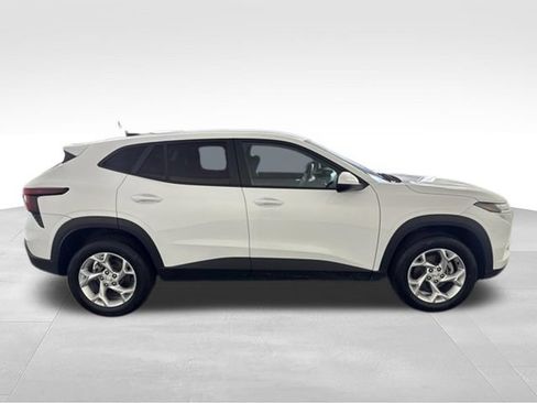 Used 2024 Chevrolet Trax LS w/ LS Convenience Package FWD image 9