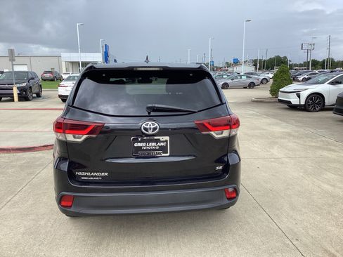 Used 2019 Toyota Highlander SE FWD image 6