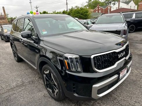 Used 2023 Kia Telluride EX w/ EX Captain's Chair Package FWD image 3