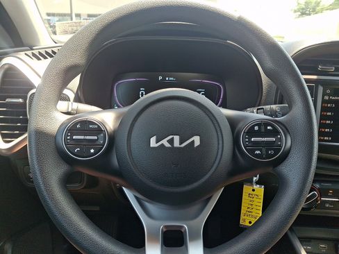 Used 2025 Kia Soul LX w/ LX Technology Package FWD image 18