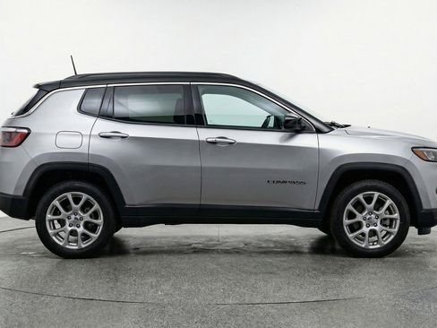 Used 2025 Jeep Compass Limited AWD/4WD image 11
