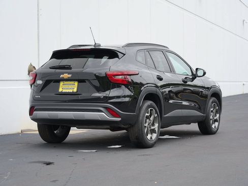 Certified 2025 Chevrolet Trax LT w/ LT Convenience Package FWD image 3