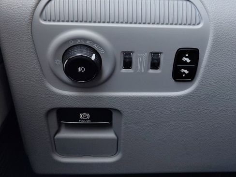 Used 2024 Jeep Wagoneer L Series III image 12