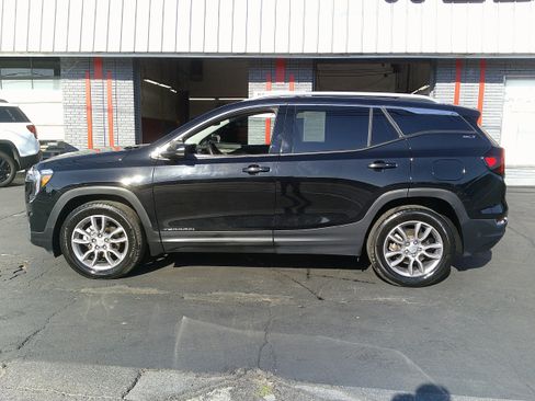 Used 2024 GMC Terrain SLT image 2