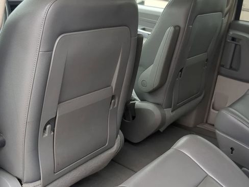 Used 2008 Chrysler Town & Country Touring FWD image 18